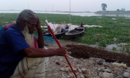 শাহজাদপুরে ২৪ দিন খেয়া পারাপার বন্ধ; ২০ হাজার মানুষের দুর্ভোগ চরমে!