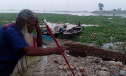 শাহজাদপুরে ২৪ দিন খেয়া পারাপার বন্ধ; ২০ হাজার মানুষের দুর্ভোগ চরমে!