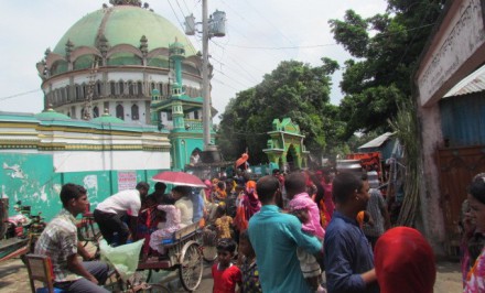 শাহজাদপুরে মখদুম শাহদৌলা (রহ.) শাহ হাবিবুল্লাহ (রহ.) মাজারে ভক্তদের ভীড়