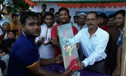 শাহজাদপুরে মিশন স্মৃতি সংসদ প্রীতি ফুটবল ম্যাচে ২-০ গোলে দ্বারিয়াপুর বিবাহিত একাদশের জয়লাভ
