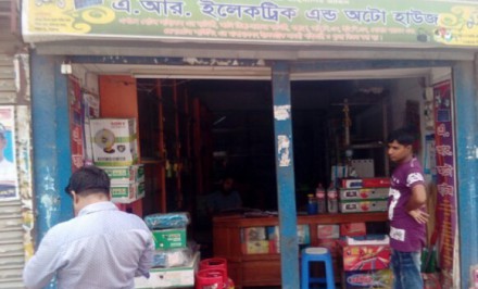 শাহজাদপুরে দোকানের শার্টার ভেঙ্গে ২ লাখ টাকার মালামাল চুরি