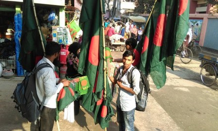 বিজয়ের মাসে শাহজাদপুরে পতাকা বিক্রির ধুম