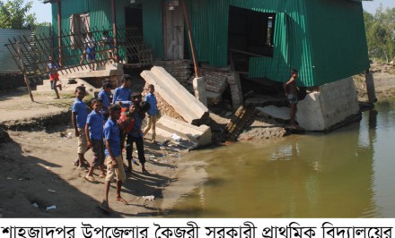 ঝুঁকিপূর্ণ ও জীর্ণ ঘরে চলছে ক্লাসঃ শাহজাদপুরে ৪ শতাধিক শিক্ষার্থীর জীবন হুমকির মুখে