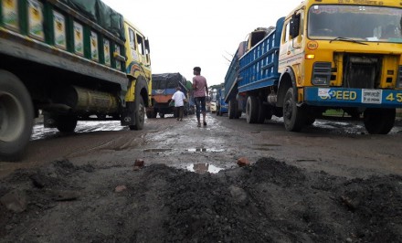 ২৪ জেলার যাত্রী ভোগান্তি: খানাখন্দে ভরা সিরাজগঞ্জের মহাসড়ক