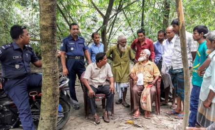 উল্লাপাড়ায় ১১ বছর পর বাড়ি ফিরে পেল প্রতিবন্ধী সোহাগী