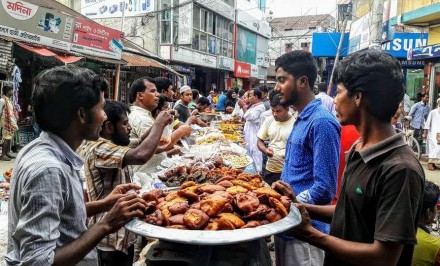 জমে উঠেছে উল্লাপাড়ার ইফতারি বাজার