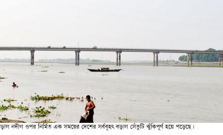 চাপা তীব্র ঝূঁকিপূর্ণ ফুটপাতবিহীন ৩০ টি পুরানো সেঁতু যাত্রীদের জন্য মৃত্যফাঁদ!