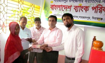 শাহজাদপুরে বাংলাদেশ ব্যাংকের কর্মচারীরা বানভাসী ৫০ জনকে অর্থ সহায়তা দিলেন