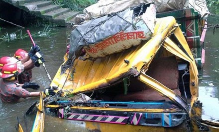উল্লাপাড়ায় ব্রীজের রেলিং ভেঙ্গে চিনি বোঝাই ট্রাক ৪০ ফুট গভীর খাদে, নিহত ২