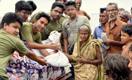 বানভাসি মানুষের পাশে পাবনা বিজ্ঞান ও প্রযুক্তি বিশ্ববিদ্যালয়ের ছাত্ররা