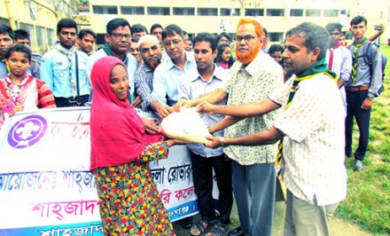 শাহজাদপুর সরকারি কলেজ রোভার স্কাউট গ্রুপের ত্রাণ বিতরণ