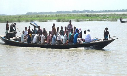 যমুনায় শ্যালো ইঞ্জিনচালিত নৌকায় মাত্রাতিরিক্ত যাত্রীর ঝুঁকিপূর্ণ চলাচল