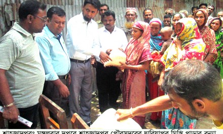 শাহজাদপুরে বন্যার্তদের মধ্যে এসিল্যান্ড মোঃ আরিফুজ্জামানের ত্রাণ বিরতণ