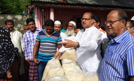 শাহজাদপুরে বেলতৈল ইউনিয়নের বানভাসীদের মধ্যে ত্রাণ বিরতণ করলেন স্থানীয় এমপি স্বপন