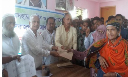 এনায়েতপুরে বন্যা দুর্গতদের মাঝে লতিফ বিশ্বাসের নগদ অর্থ প্রদান