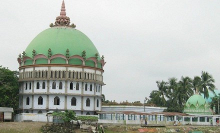 শাহজাদপুরে মখদুম শাহদৌলা (রহ.) এর মাজারে দর্শনার্থীদের উপচে পড়া ভীড়