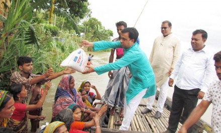 শাহজাদপুর উপজেলার বন্যা কবলিত এলাকায় ত্রাণ সামগ্রী বিতরণ