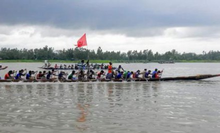 বর্ষা বরণে করতোয়া-ফুলজোড় নদীতে নৌকা বাইচ প্রতিযোগিতা