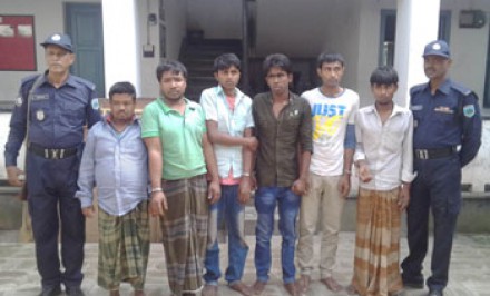 স্বামীকে বেধে রেখে স্ত্রীকে পালাক্রমে ধর্ষণ