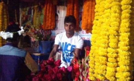 বিশ্ব ভালোবাসা দিবস উপলক্ষে শাহজাদপুরে ফুল বিক্রির হিড়িক