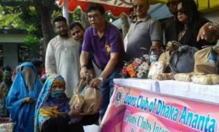 বেলকুচিতে বন্যার্তদের মাঝে ঢাকা লায়ন’স্ ক্লাবের ত্রাণ সামগ্রী বিতরণ