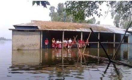 ঝুকি নিয়ে স্কুলে যাচ্ছে শিক্ষার্থীরাঃ ক্লাস চলছে খোলা আকাশের নিচে