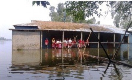 ঝুকি নিয়ে স্কুলে যাচ্ছে শিক্ষার্থীরাঃ ক্লাস চলছে খোলা আকাশের নিচে