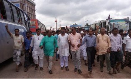 মহাসড়কে অটোরিক্সা চলাচল বন্ধের প্রতিবাদে উল্লাপাড়ায় মিছিল সমাবেশ