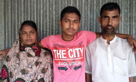 জীবনের সাথে সংগ্রাম করে গোল্ডেন জিপিএ-৫ পেয়েছে পত্রিকা হকারের ছেলে মাহবুব