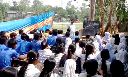 ভুমিকম্পে ২টি ক্লাস ভবনে ফাটল: শাহজাদপুরের খুকনী হাই স্কুলে খোলা আকাশের নীচে চলছে ক্লাস