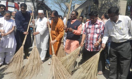 ১০০০ ফুট সড়ক ঝাড়ু দিলেন সাংসদ উল্লাপাড়া পৌরশহরে পরিচ্ছন্নতা অভিযান শুরু