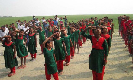 শাহজাদপুরের দুর্গম চরাঞ্চলে বিদ্যালয়ে শিক্ষা নিচ্ছে শিশুরা