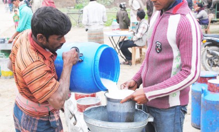 লাগাতার হরতাল-অবরোধ শাহজাদপুরে দুগ্ধ শিল্পে চরম বিপর্যয়; দুগ্ধ উৎপাদনকারী প্রান্তিক কৃষকেরা দিশেহারা