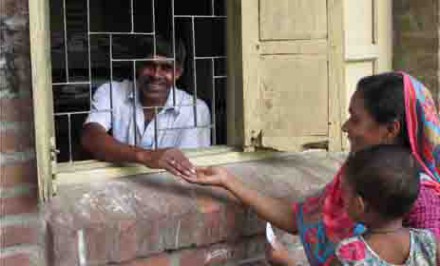 শাহজাদপুরে উপস্বাস্থ্য কেন্দ্রে চিকিৎসা দিচ্ছে ফার্মাসিস্ট ও পিয়ন