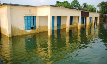 শাহজাদপুরে ১১০ টি স্কুল, কলেজ, মাদ্রাসা বন্যা কবলিত ৫০ হাজার শিক্ষার্থীর যাতায়াতে চরম দুর্ভোগ