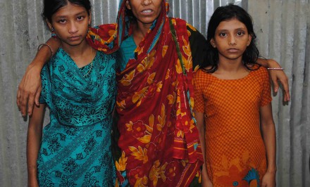 শাহজাদপুরে ঋণগ্রস্ত স্ত্রী ও ২ শিশু কন্যার মানবেতর জীবনযাপন