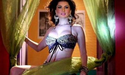 সানি লিওনের নিতম্ব ঝাকুনি