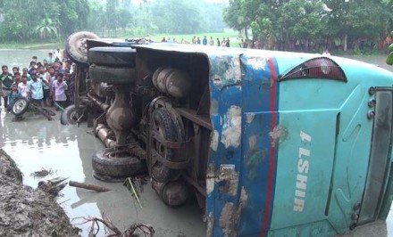 কিশোরগঞ্জে বাস-অটোরিকশার সংঘর্ষে নিহত ৩, আহত ২০
