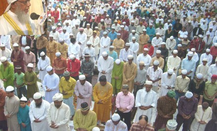 কিশোরগঞ্জের শোলাকিয়া ঈদগাহ ময়দানে উপ-মহাদেশের বৃহত্তম ঈদ জামাত অনুষ্ঠিত হয়েছে