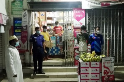 লকডাউন না মানায় শাহজাদপুরে ভ্রাম্যমাণ আদালতের জরিমানা