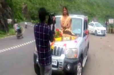 গাড়ির বনেটে বসে বিয়েতে গেলো কনে, গ্রেফতার করলো পুলিশ