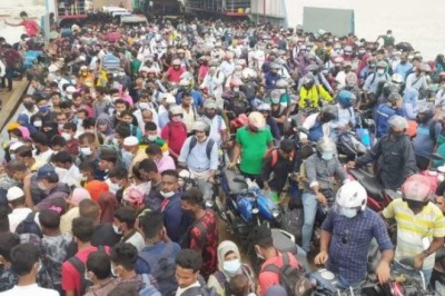 লকডাউনের ৮ম দিনে ঢাকামুখী যাত্রীদের উপচে পড়া ভিড় শিমুলিয়া ঘাটে