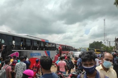 সিরাজগঞ্জের মহাসড়কে চলছে যাত্রীবাহী ট্রাক ও বাস