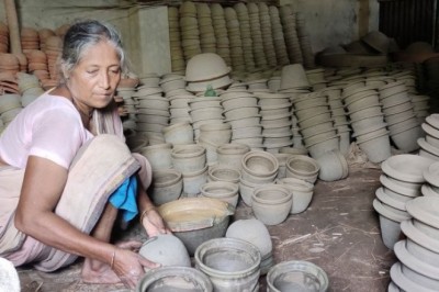 কালের বিবর্তনে হারিয়ে যেতে বসেছে উল্লাপাড়ার মৃৎশিল্পীরা