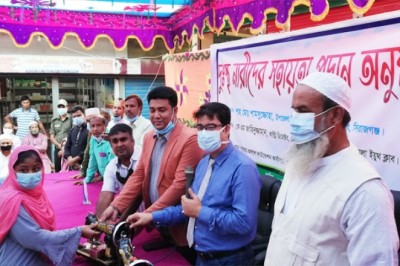 শাহজাদপুরে দুঃস্থ নারীদের মাঝে সহায়তা প্রদান