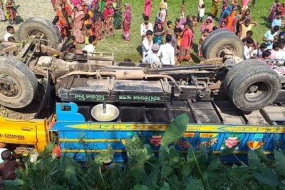 শাহজাদপুরে ধানকাটা শ্রমিকবাহী ট্রাক উল্টে ২ জন নিহত : আহত ১৫