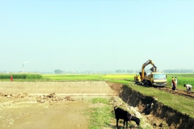 শাহজাদপুরে ফসলি জমির মাটি যাচ্ছে ইটভাটায় : নিয়মনীতির তোয়াক্কা না করে চলছে পুকুর খনন