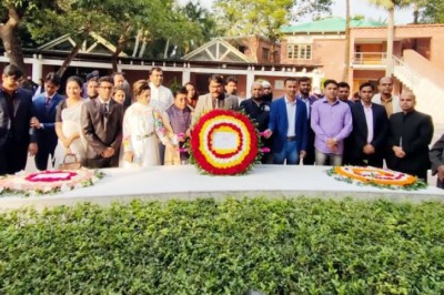 বঙ্গবন্ধুর সমাধিতে রবীন্দ্র বিশ্ববিদ্যালয়ের ভাইস-চ্যান্সেলর শ্রদ্ধা নিবেদন