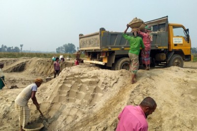 শাহজাদপুর নরিনা’র ফসলি জমির মাটি যাচ্ছে ইটভাটায়