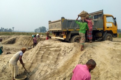 শাহজাদপুর নরিনা’র ফসলি জমির মাটি যাচ্ছে ইটভাটায়